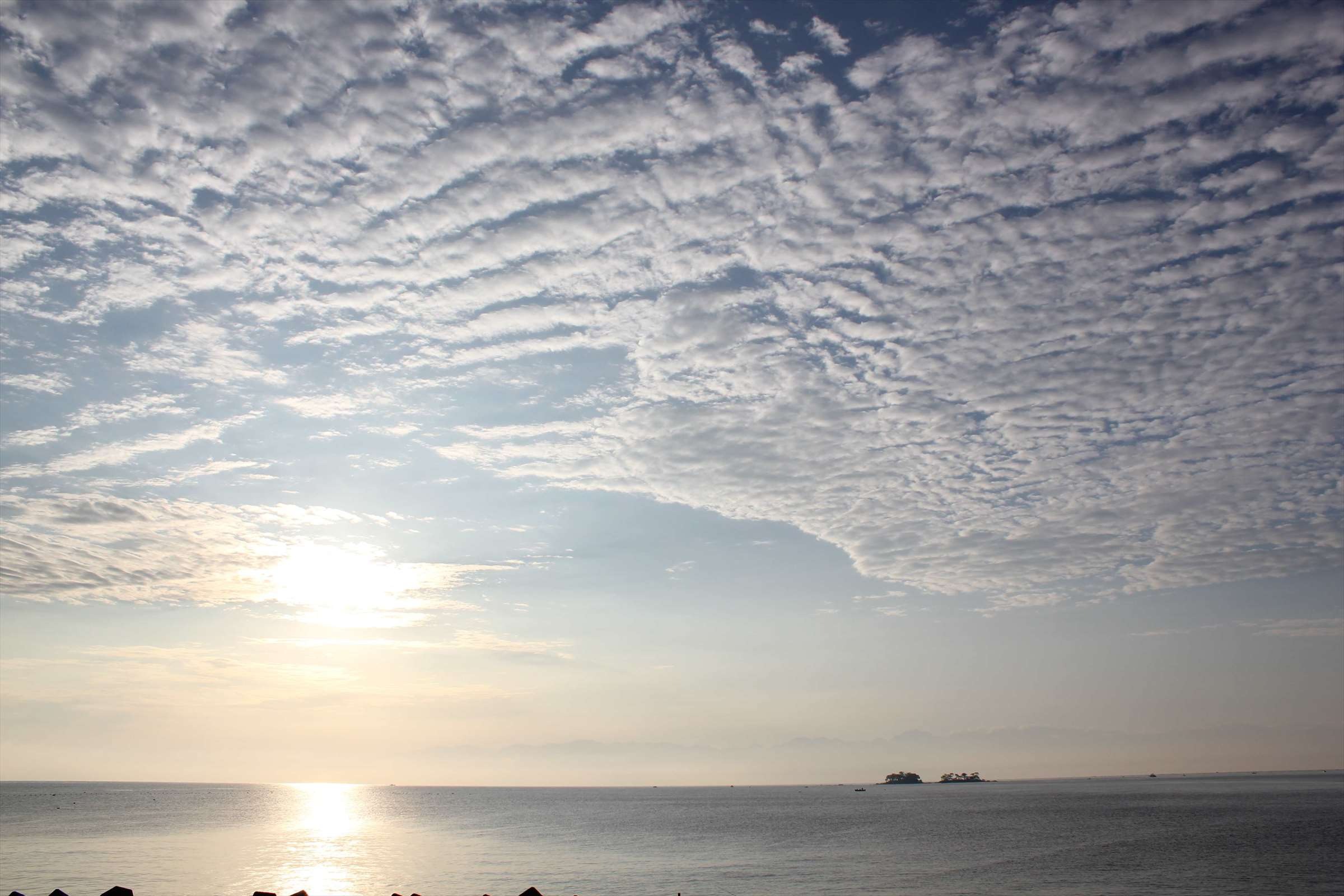 朝の空に広がるうろこ雲と穏やかな富山湾