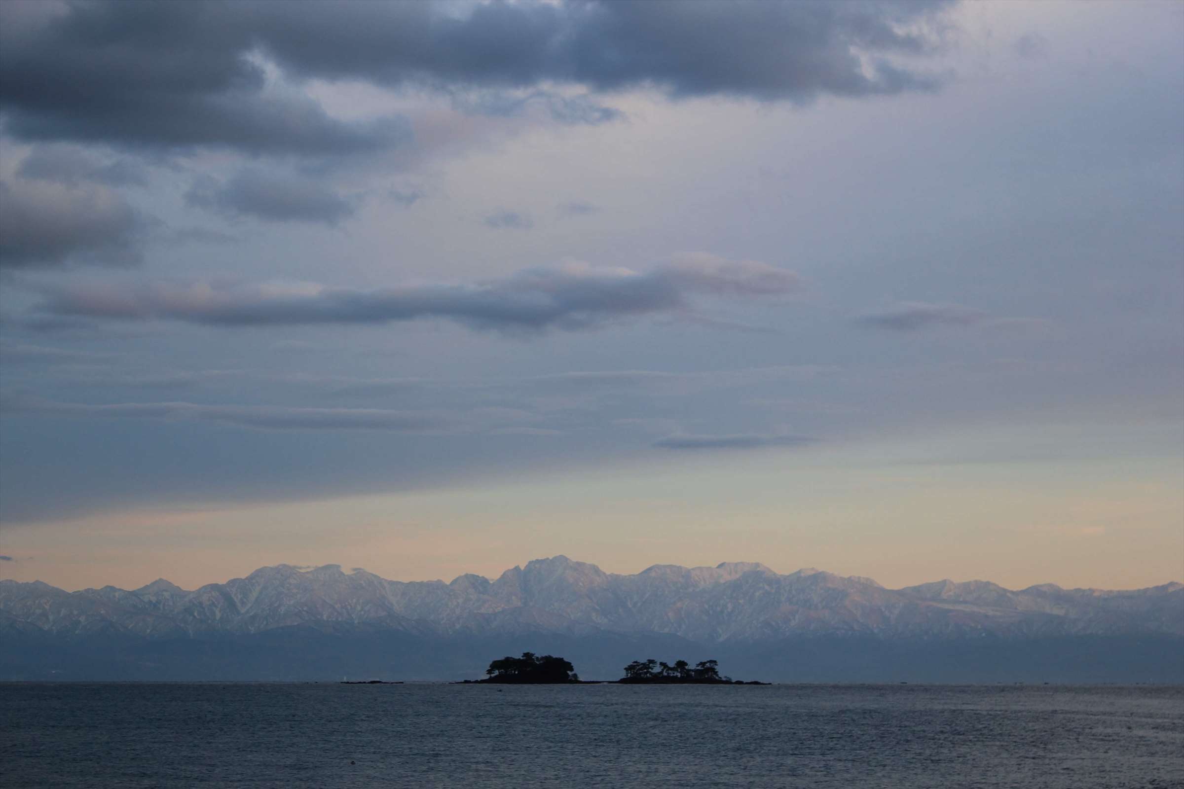 夕暮れの富山湾と立山連峰のシルエット