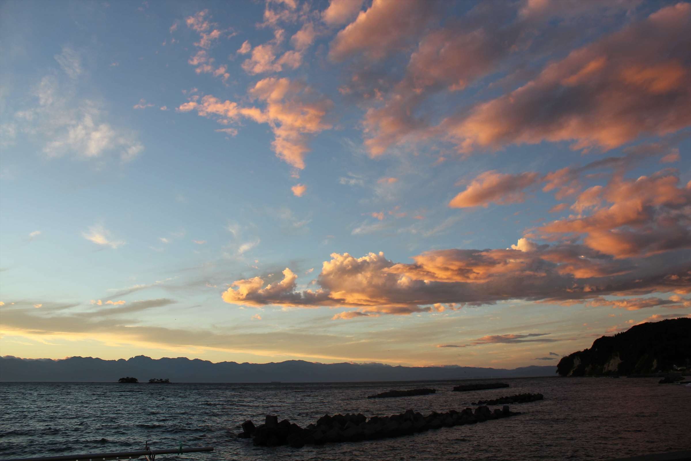 夕焼け雲が広がる富山湾の夕暮れ