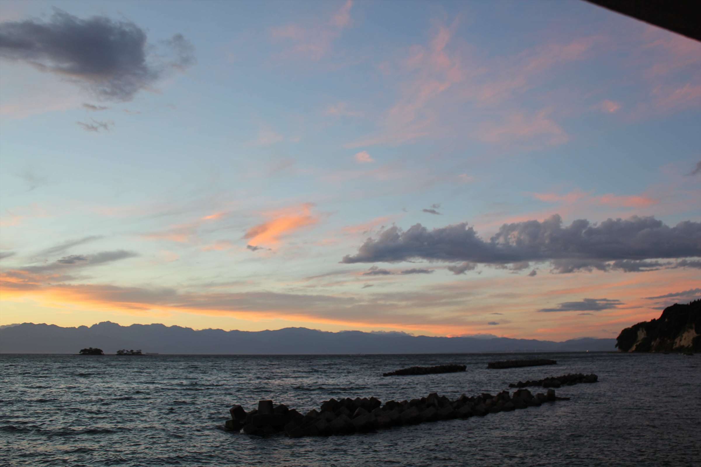 夕焼けのグラデーションと富山湾の海岸