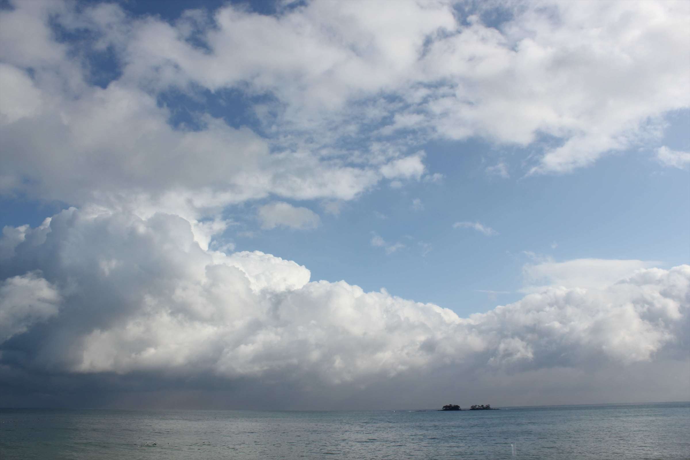 大きな入道雲と青空が広がる富山湾