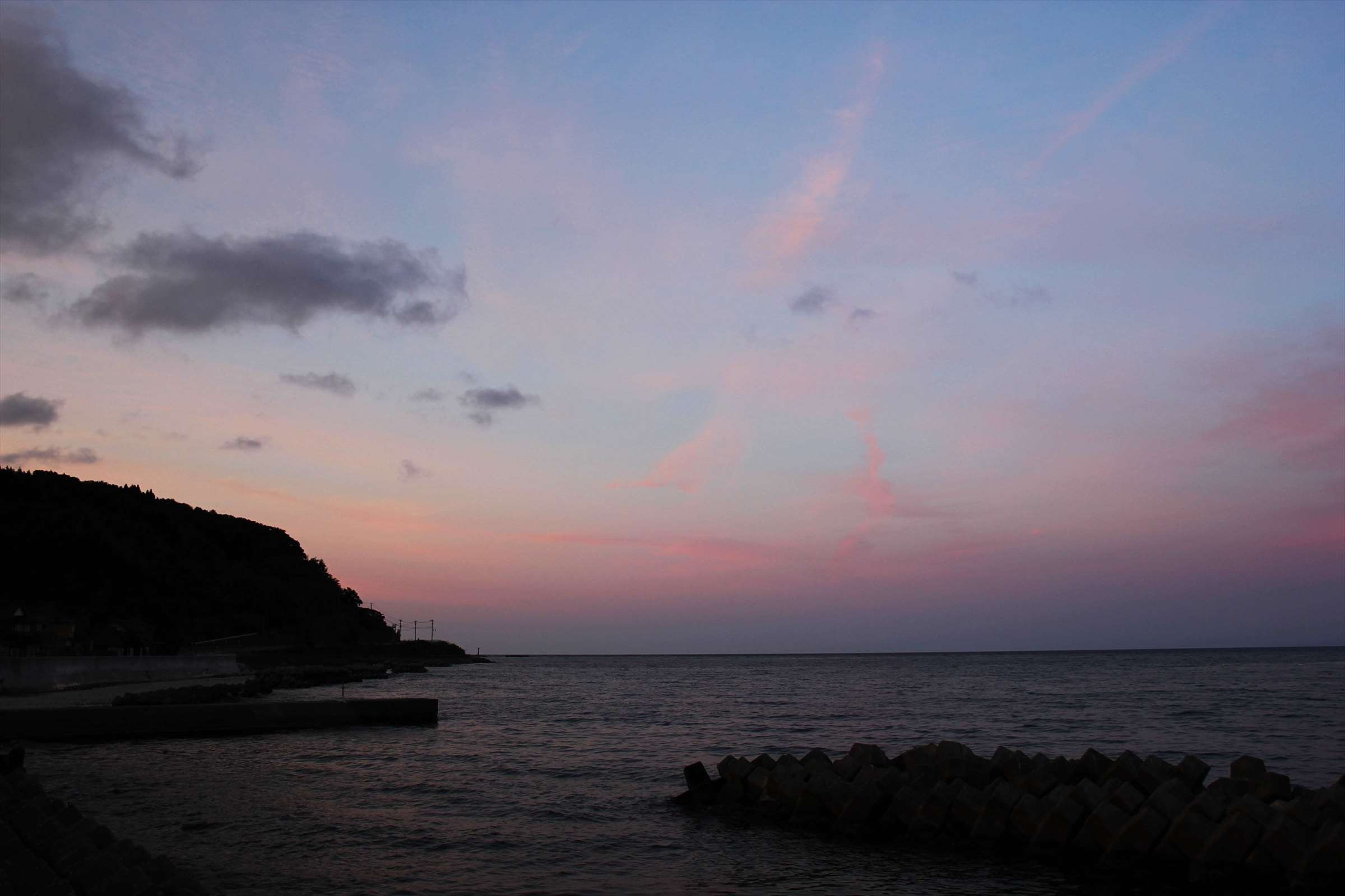 ピンクと青のグラデーションが美しい夕暮れの富山湾