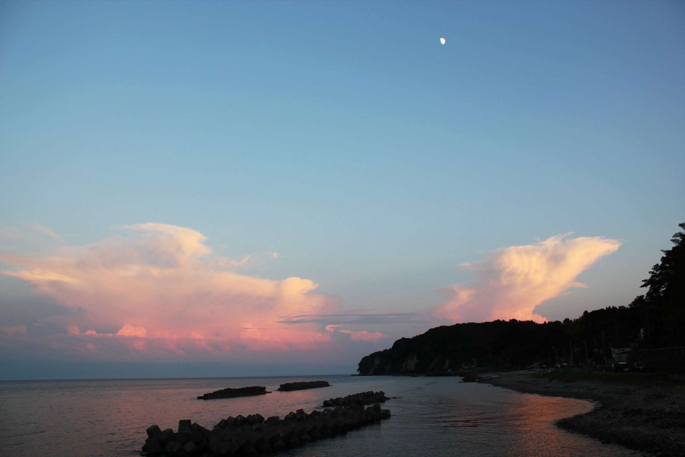 夕暮れの富山湾、月と入道雲とピンクに染まる空